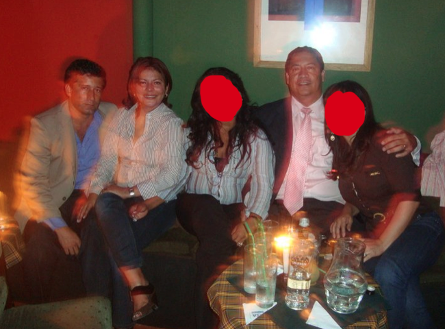 Walker Vera (+), Italia Jijón (esposa del difunto), y Marco Vinicio Chávez, en una reunión en un bar de Quito.
